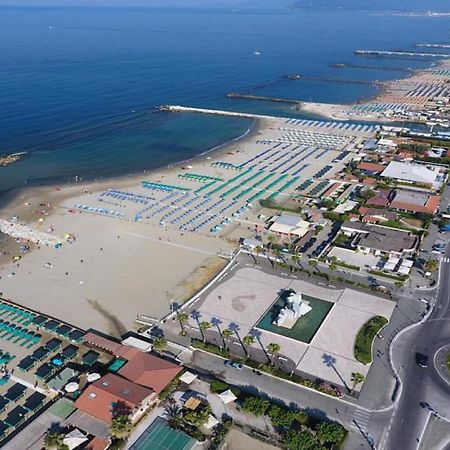 Hotel Tiffany Marina di Massa Exterior foto